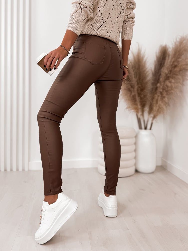 SPODNIE SKÓRKOWE GŁADKIE Z WYSOKIM STANEM CIEMNY KARMEL