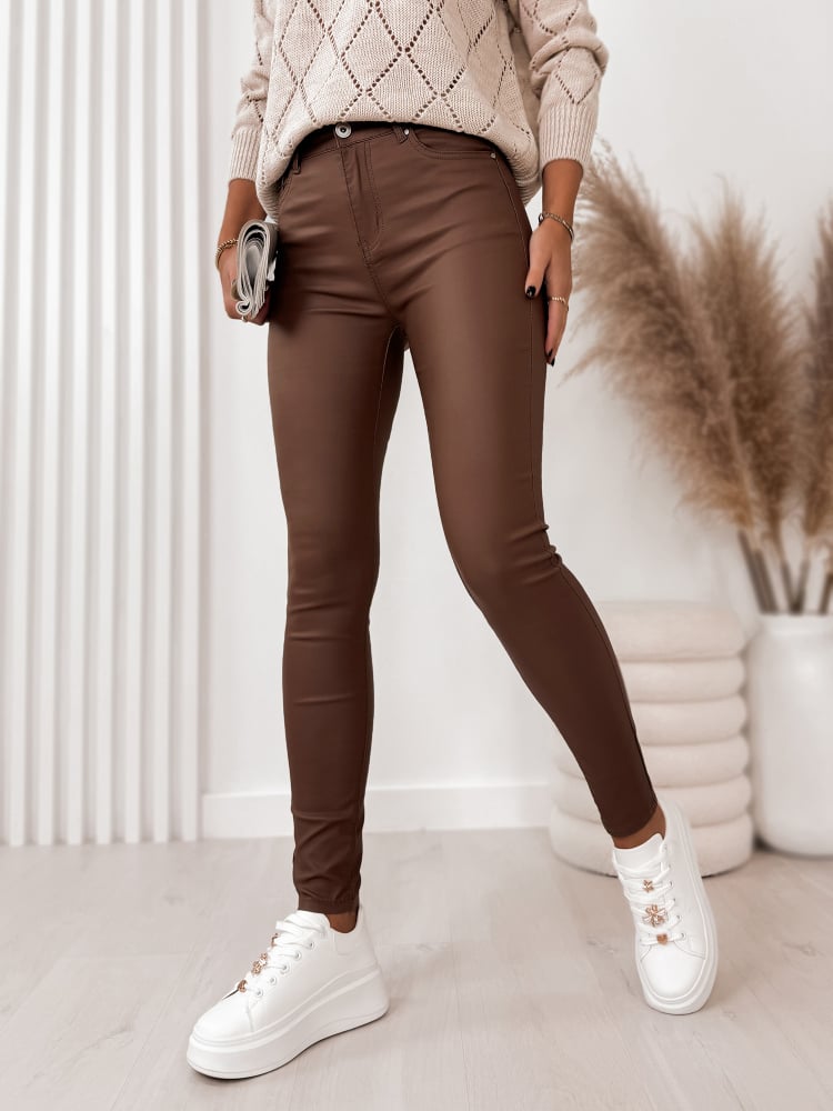 SPODNIE SKÓRKOWE GŁADKIE Z WYSOKIM STANEM CIEMNY KARMEL